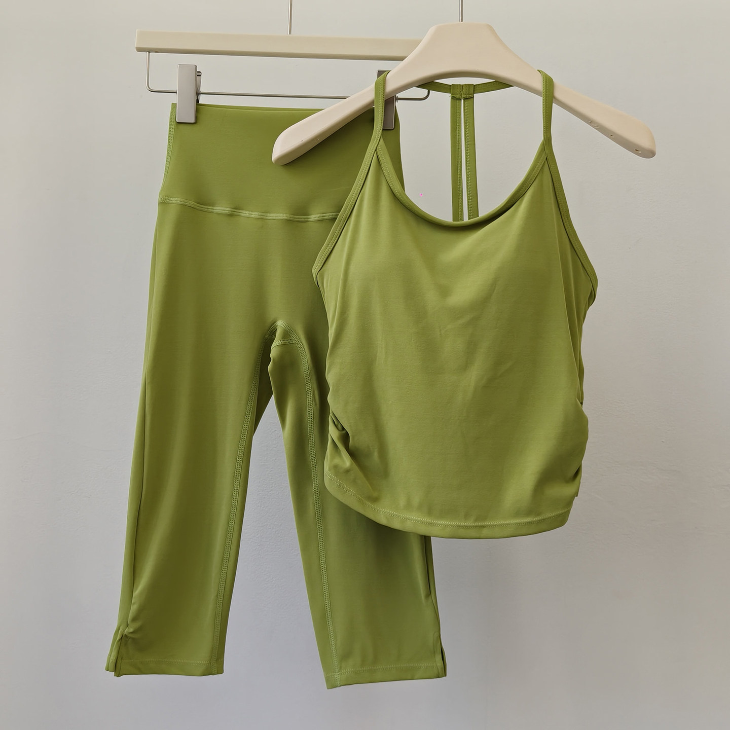 Underwire Bra Padded - ชุดโยคะแบบสลิมฟิต เสื้อกล้ามเสริมฟองน้ำในตัว ยกกระชับหน้าอก พร้อมกางเกงเลกกิ้งเอวสูง ยกกระชับสะโพก สีนู้ด